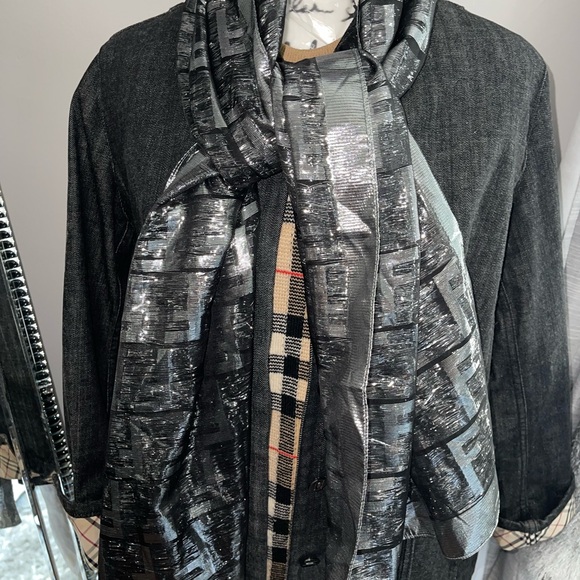 Preloved Fendi silk scarf gorgeous condition size is 70” long and 18”wide - Picture 7 of 15